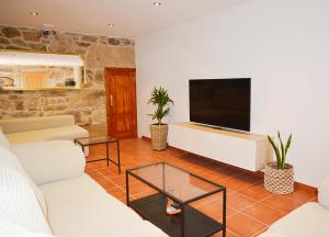 TV a/nebo společenská místnost v ubytování Casa con enorme jardín en Cambados