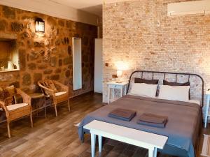 Postel nebo postele na pokoji v ubytování Attalos Suites Hotel