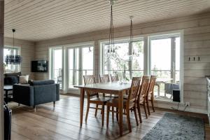 een eetkamer met een houten tafel en stoelen bij Alpstigen 10B - Newly built sports cottage with lovely views (lower apt) in Järvsö