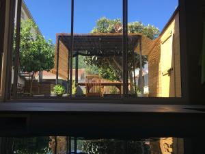 萊斯普拉內斯德奧斯托萊斯的住宿－Can Musiquem amb Piscina，从房子的窗户可欣赏到庭院的景色