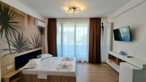 Un dormitorio con una cama con arcos. en Vila Natalia en Eforie Nord