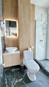 y baño con aseo, lavabo y ducha. en Vila Natalia, en Eforie Nord