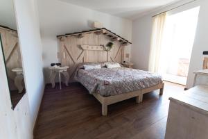 a bedroom with a large bed with a wooden headboard at Hotel Edera in Baselga di Pinè