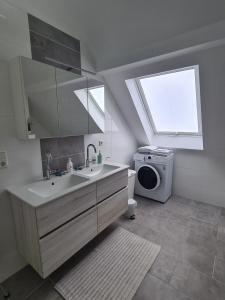 Kuchyň nebo kuchyňský kout v ubytování Leuchtturm Emden + 29 fotografií