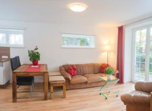 sala de estar con sofá y mesa en Apartment Eisl, en Ramsau am Dachstein
