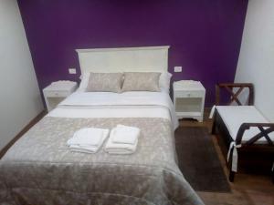 una camera da letto con un letto grande con due asciugamani sopra di Casa o Cantón a Berredo