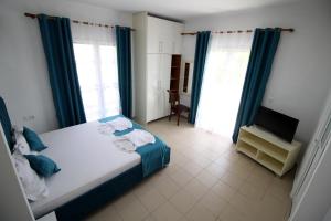 Postel nebo postele na pokoji v ubytování Hotel Vila Kapllani
