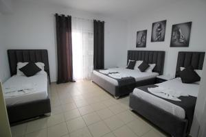 Postel nebo postele na pokoji v ubytování Hotel Vila Kapllani
