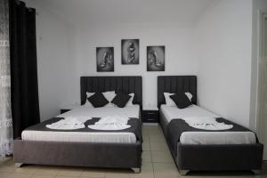 Postel nebo postele na pokoji v ubytování Hotel Vila Kapllani