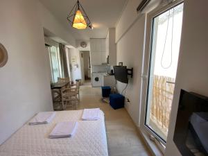 une chambre avec un lit et une cuisine avec une fenêtre dans l'établissement Lycabetus View Loft Downtown Kolonaki, à Athènes