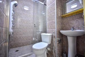 Koupelna v ubytování Hotel Chveni Sakhli + 20 fotografií