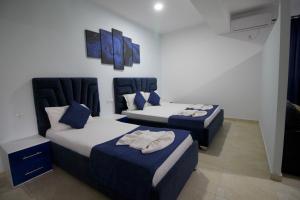 Postel nebo postele na pokoji v ubytování Hotel Vila Kapllani