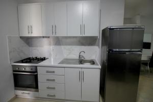 Kuchyň nebo kuchyňský kout v ubytování Hotel Vila Kapllani + 33 fotografií