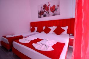 Postel nebo postele na pokoji v ubytování Hotel Vila Kapllani