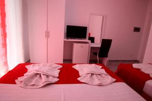 Postel nebo postele na pokoji v ubytování Hotel Vila Kapllani