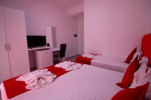 Postel nebo postele na pokoji v ubytování Hotel Vila Kapllani