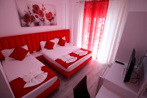 Postel nebo postele na pokoji v ubytování Hotel Vila Kapllani