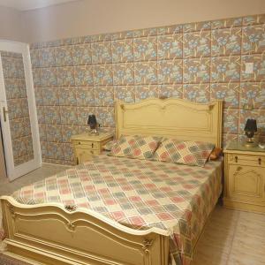 ein Schlafzimmer mit einem großen Bett mit zwei Nachttischen in der Unterkunft شاليه راقي بمارسيليا بيتش 1 الساحل in Dawwār Muḩammad Abū Shunaynah