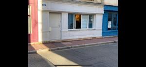 a window of a building on the side of a street at Appartement Rez de chaussée T2 centre-ville in Vendôme