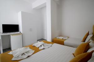 Postel nebo postele na pokoji v ubytování Hotel Vila Kapllani