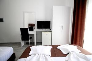 Postel nebo postele na pokoji v ubytování Hotel Vila Kapllani
