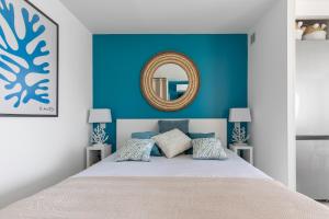 Łóżko lub łóżka w pokoju w obiekcie Blue Coral Heliopolis Naturiste