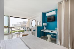 sypialnia z łóżkiem i niebieską ścianą w obiekcie Blue Coral Heliopolis Naturiste w Cap d'Agde