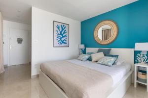Łóżko lub łóżka w pokoju w obiekcie Blue Coral Heliopolis Naturiste