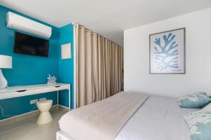 Łóżko lub łóżka w pokoju w obiekcie Blue Coral Heliopolis Naturiste