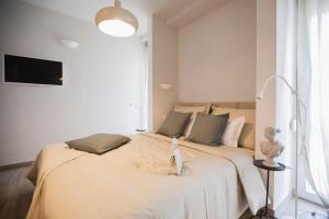 1 dormitorio con 1 cama grande en una habitación en La fortuna luxury apartment Spalato en Split