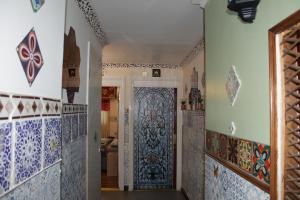 um corredor com uma porta com azulejos nas paredes em Luxurious Serviced rooms in Glasgow em Glasgow