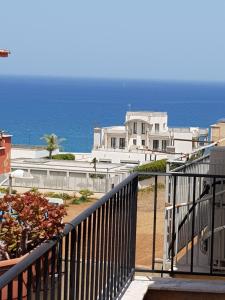 een balkon van een huis met de oceaan op de achtergrond bij casa Barone in Balestrate