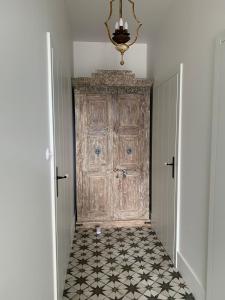 einen Eingang zu einem Zimmer mit einer großen Holztür in der Unterkunft Botanica in Odargowo