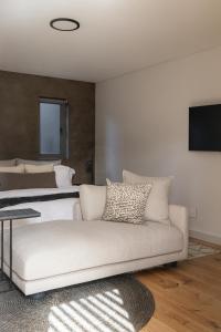 White Pearl في هيرمانوس: غرفة معيشة مع أريكة وسرير