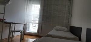 Postel nebo postele na pokoji v ubytování 1 bedroom flat 15 minutes from the sea and downtown