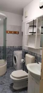 Koupelna v ubytování 1 bedroom flat 15 minutes from the sea and downtown