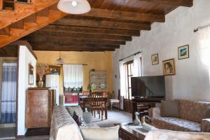 TV a/nebo společenská místnost v ubytování Velanos Villas