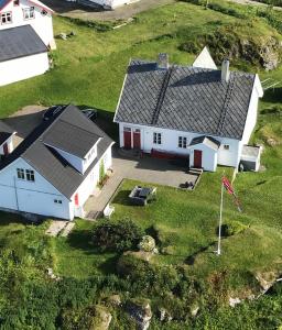 an aerial view of a white house at Den gamle Fyrmesterboligen in Andenes