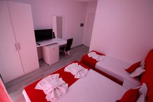 Postel nebo postele na pokoji v ubytování Hotel Vila Kapllani