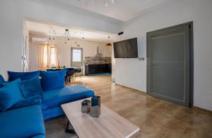 Телевизор и/или развлекательный центр в Loulaki villas santorini