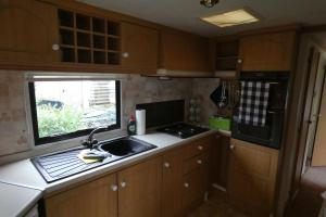 HohenferchesarMobilheim Monika的带水槽和窗户的小厨房