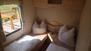a room with two beds with pillows and a window at Mobilheim Monika in Hohenferchesar