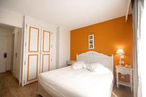 Postel nebo postele na pokoji v ubytování Tulip Inn Honfleur Residence & Spa