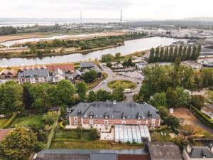 Výhled na řeku, která protéká v blízkosti hotelu