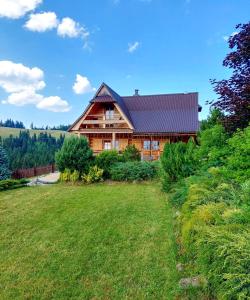 ObidowaにあるWidokowa Chataの大庭付きの大きな木造家屋 +37枚の写真