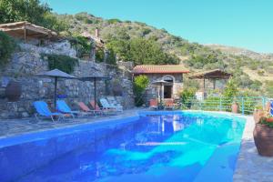Bazén v ubytování Velanos Villas nebo v jeho okolí