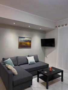 Televízia a/alebo spoločenská miestnosť v ubytovaní SEA HORIZON SUITES