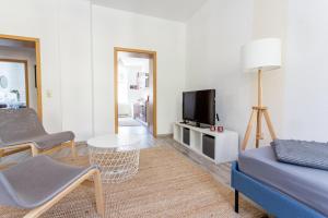 a living room with a couch and a tv at FullHouse - Chemnitz - Z25 Apartments - 3 Beds - SmartTV - Nespresso in Chemnitz