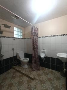 y baño con aseo, urinario y lavamanos. en Soc Transient House by GPR en Baguio