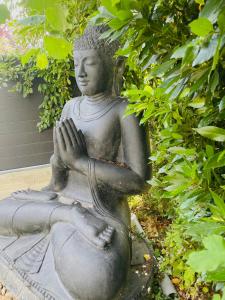 a statue of a woman sitting on the ground at VILLA BELLA VISTA - Proche Rennes - Billard - Baby-foot in Liffré